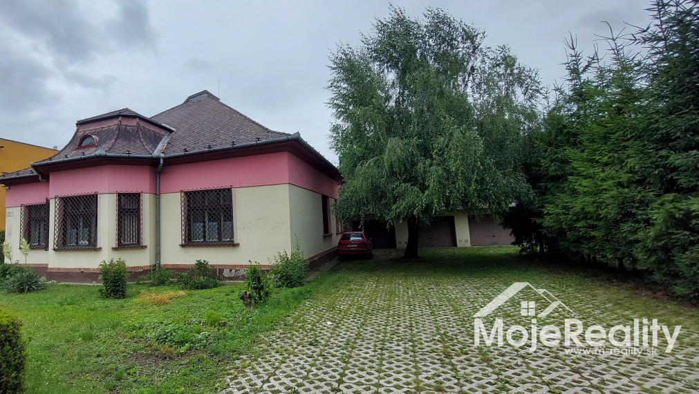 Trenčín , na predaj dom  s využitím na podnikateľské účely + 3 garáže a parkovacie státie